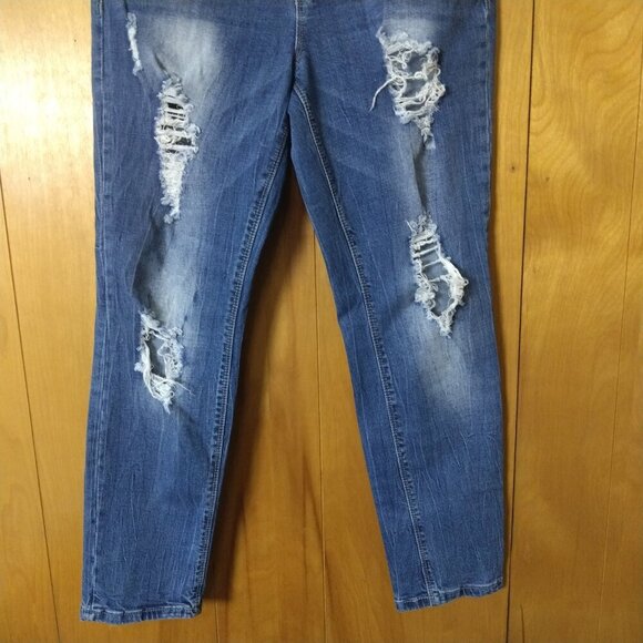 YMI Juniors Size 11 Anklet Denim Distressed Blue Jeans Festival Stretch Comfort - Picture 3 of 6